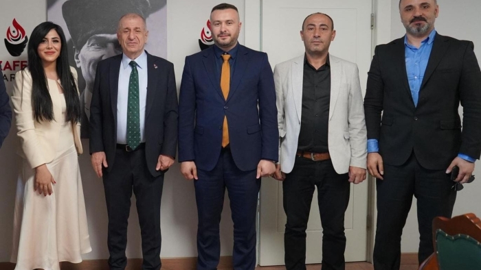 Hilal Saraç ve Dört Duvar Derneği’nden Ümit Özdağ’a Geçmiş Olsun Ziyareti
